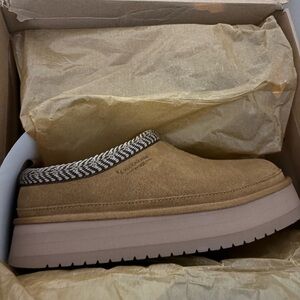 Woman’s Koolaburra Brown Mules size 9